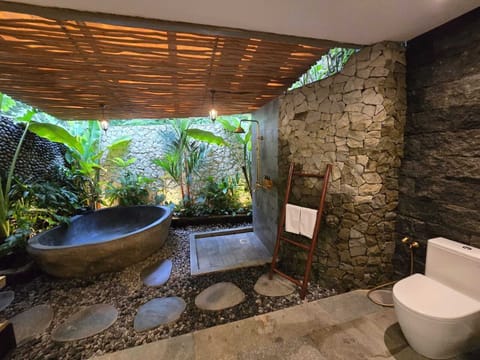 One Bedroom Villa with River View | Bathroom | Separate tub and shower, hair dryer, towels, soap