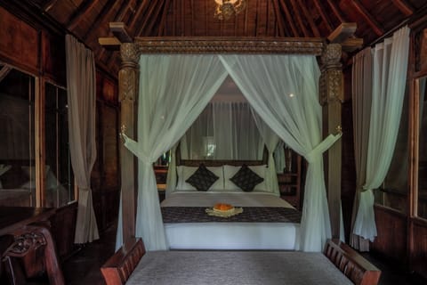 Aksmi Wooden Room with Garden View | Premium bedding, memory foam beds, minibar, desk