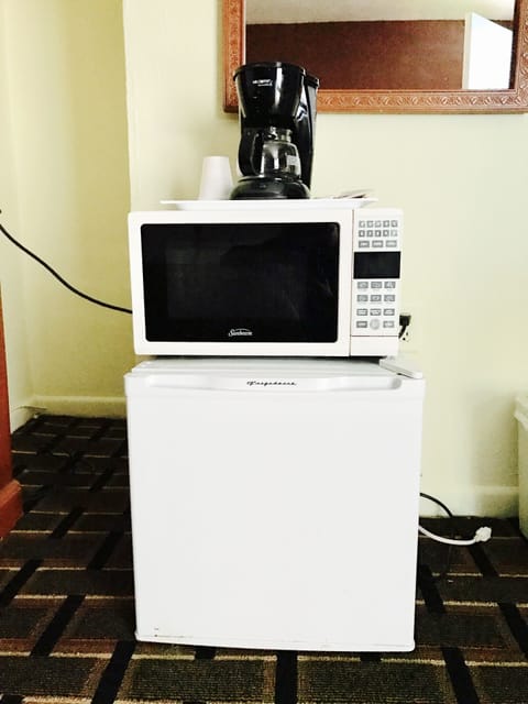 Standard Room, 1 King Bed | Mini-refrigerator