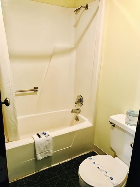 Deep soaking tub, free toiletries, towels