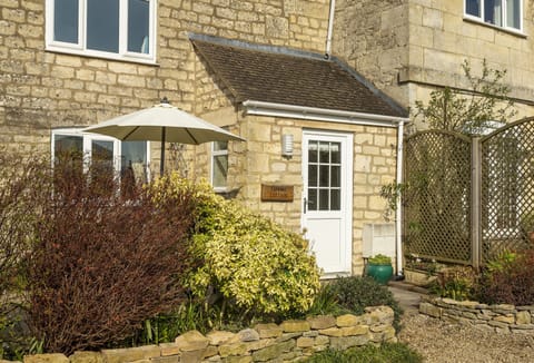 Fully enclosed pretty Cotswold garden with garden furniture