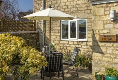 Fully enclosed pretty Cotswold garden with garden furniture