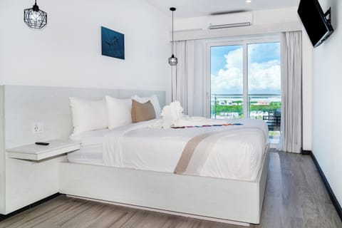 King Bedroom w/balcony