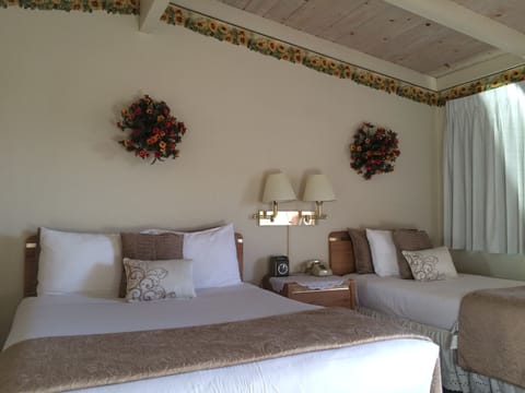 Comfort Room, 1 Queen and 1 Single Bed | Desk, free WiFi, bed sheets