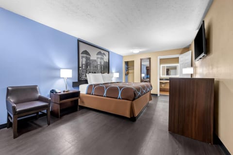 Room, 1 King Bed, Non Smoking (Mobility Accessible Room w/ Grab Bar) | In-room safe, desk, iron/ironing board, rollaway beds