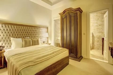 Minibar, in-room safe, soundproofing, Internet