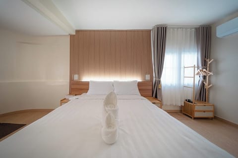 Standard Room, 1 Queen Bed | Minibar, desk, iron/ironing board (on request), WiFi (free)