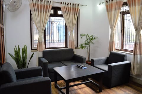 Apartment, 1 Bedroom, Accessible | Living room