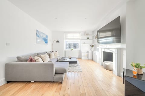 City Apartment, 3 Bedrooms, Non Smoking, City View | Living area | 40-inch Smart TV with satellite channels