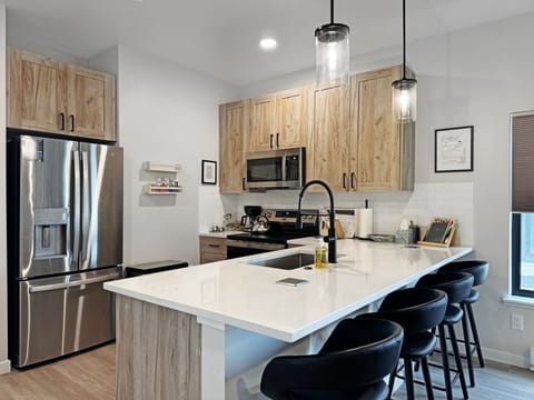 [kitchen] large island with seating for 4. light and bright.
