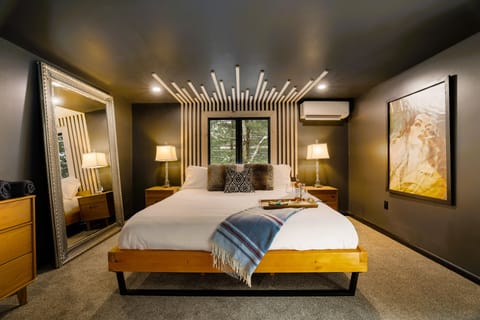 Welcome to your personal paradise!
King bed with Hotel sheets 