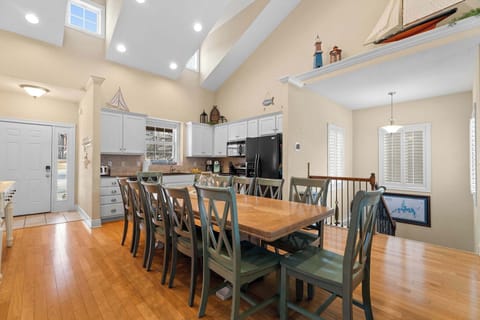 Enjoy dinner together at the table!