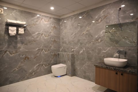 Suite, Garden View | Bathroom | Shower, free toiletries, towels, soap