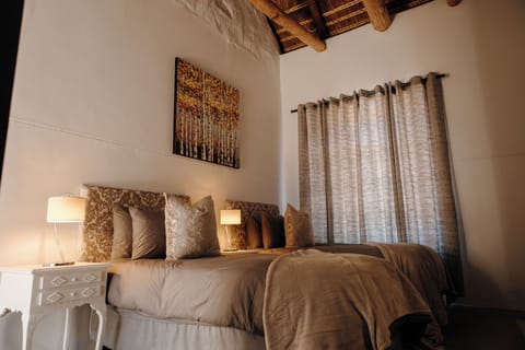 Standard Twin Room | Desk, free WiFi