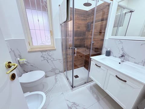 Junior Townhome, Patio, Courtyard View | Bathroom | Shower, free toiletries, hair dryer, bidet