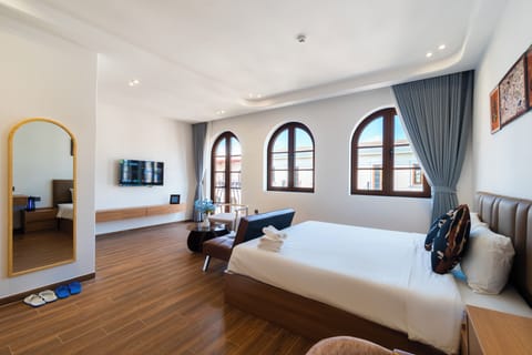 Executive Double Room | Desk, free WiFi
