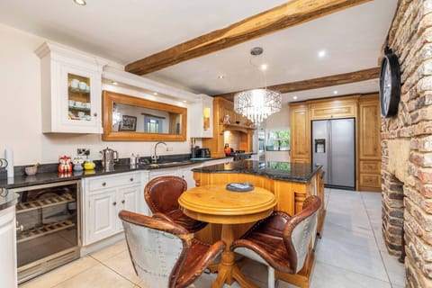 House, 5 Bedrooms, Balcony, Garden View | Dining room