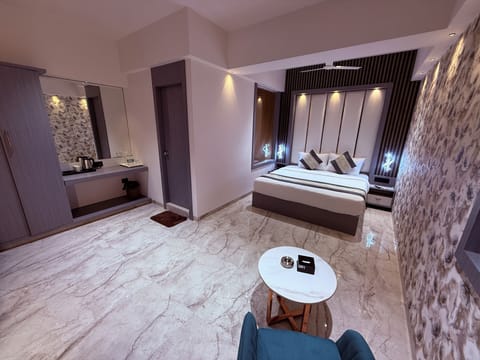 Luxury Room | Desk, laptop workspace, free WiFi