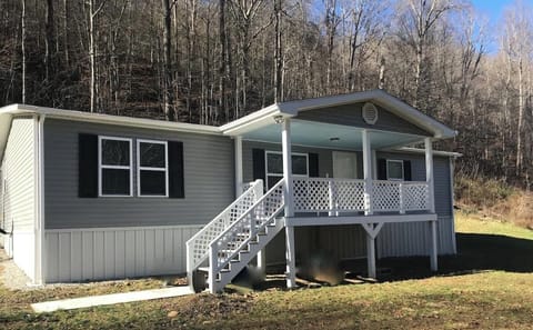 Welcome to Wayne's World! A private, secluded, mountain home with beautiful decor and gorgeous mountain views! 