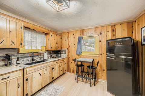 Fully equipped kitchen with gas range, retro Galanz fridge, and mountain-inspired finishes.