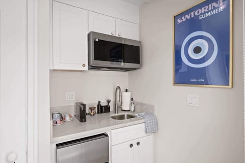 Isla Studio: Small Kitchenette space with mini fridge and microwave! 
This unit does not have an oven, only a kitchenette Area. 