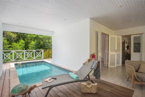 Charming stay at Villa Alizéa: enjoy a private pool integrated into a vast shaded terrace in the heart of Diamant.