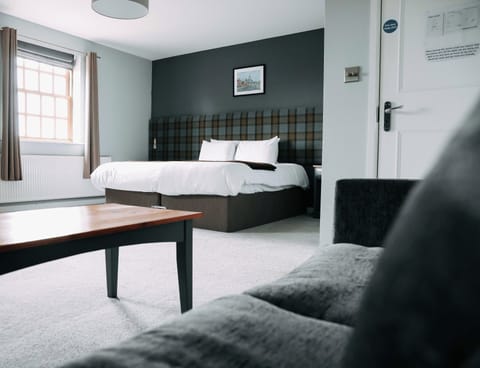 Family Suite | Iron/ironing board, free WiFi