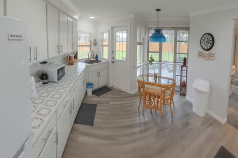 Suite, Patio | Private kitchen | Microwave, stovetop, cookware/dishes/utensils