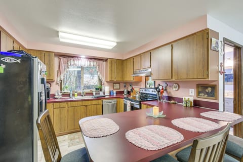 Breakfast Bar | Dishware & Flatware Provided