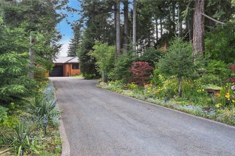 Private driveway into property providing access to the Main Residence and Guest House
