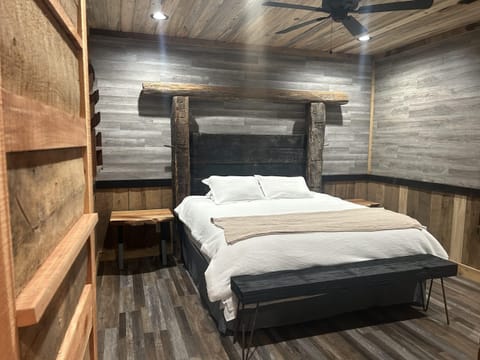 1 of 3 king-size beds with 100% cotton muslin bedding. Ahhhhhh!