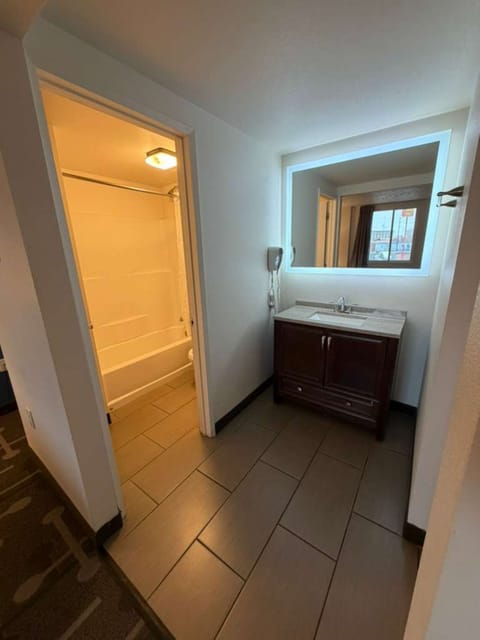 Superior Room, 1 King Bed, Non Smoking, City View | Bathroom | Free toiletries, hair dryer, towels, soap