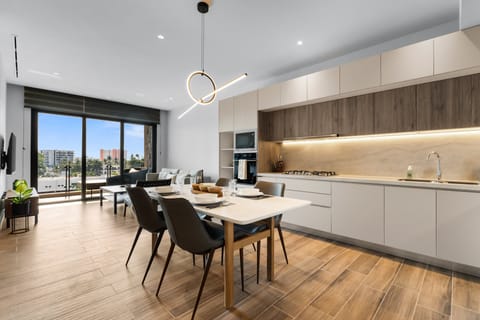 Dining & Kitchen