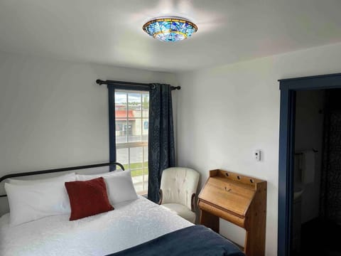 Queen Bed with private bathroom & secretary desk