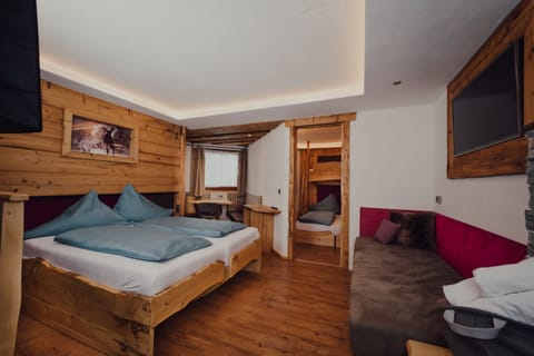 Quadruple Room | In-room safe, desk, free cribs/infant beds, rollaway beds