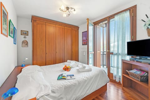 Family Apartment, Multiple Bedrooms, 2 Bathrooms (Appartamento Azzurri Di Italia) | 2 bedrooms, laptop workspace, free WiFi, bed sheets