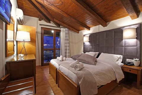 Superior Double/Twin Sea View | Minibar, in-room safe, free WiFi, bed sheets