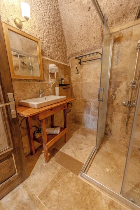 Deluxe Room | Bathroom | Shower, rainfall showerhead, designer toiletries, hair dryer