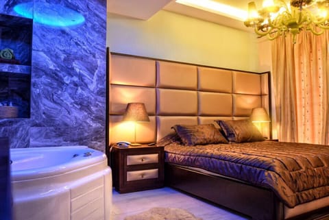 Deluxe Suite | In-room safe, free cribs/infant beds, free WiFi, bed sheets