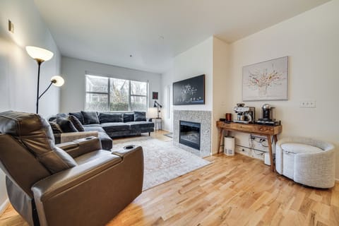 Seattle Vacation Rental | 2BR | 2BA | 996 Sq Ft | Step-Free Access
