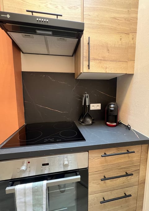 Standard Townhome, 2 Bedrooms, Kitchen | Private kitchenette | Full-size fridge, microwave, oven, stovetop