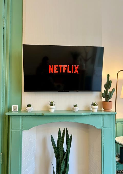 Standard Townhome, 2 Bedrooms, Kitchen | Television