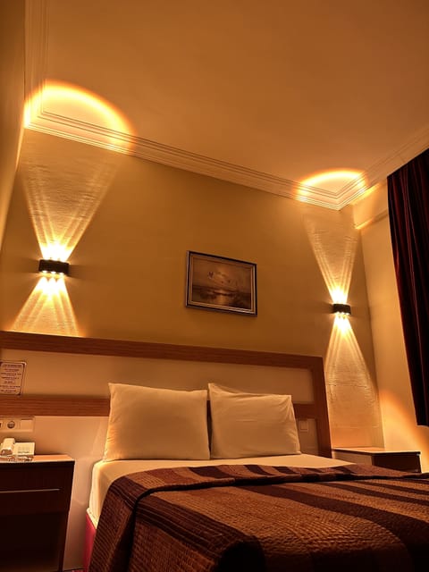 Standard Room | Minibar, in-room safe, desk, laptop workspace