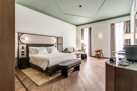 Junior Suite | Premium bedding, down comforters, pillowtop beds, minibar