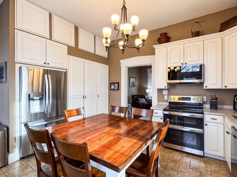 Modern designed spacious kitchen with large table with 6 chairs to enjoy family cooking with all the extra kitchen amenities at Aussie Cottage.
 