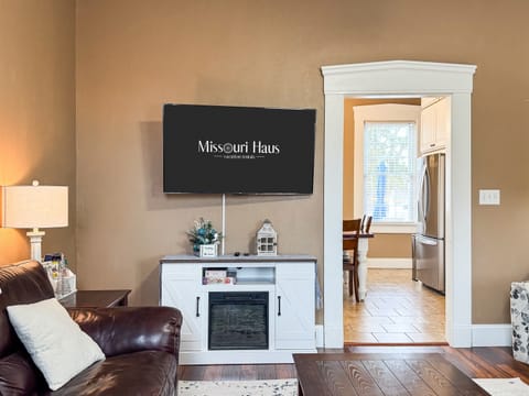 Great Room with Flat Screen Smart TV just off the kitchen for a perfect setup for families/groups for movie night at Aussie Cottage.