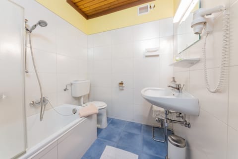 Double Room | Bathroom | Free toiletries, hair dryer, towels