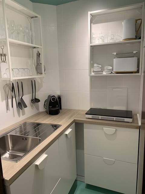 Comfort Condo, 1 King Bed, Kitchen, Mountain View | Private kitchen