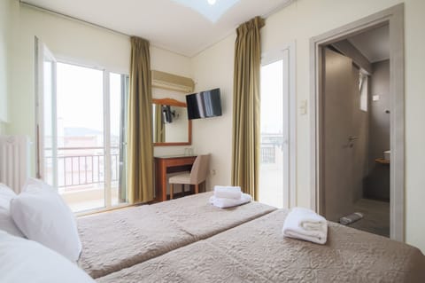 Twin Room | In-room safe, desk, free WiFi, bed sheets