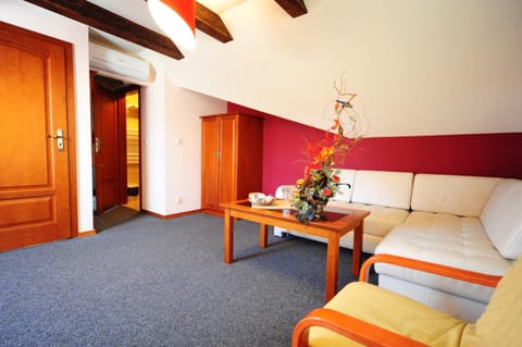 Flat-screen TV, heated floors